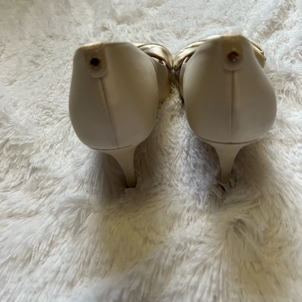 Kate Spade Satin Cream Bow Heels - Picture 5 of 14